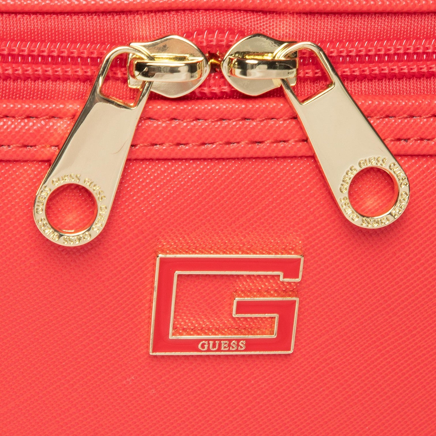 Guess Nohea Necessär Mellanstor Cherry