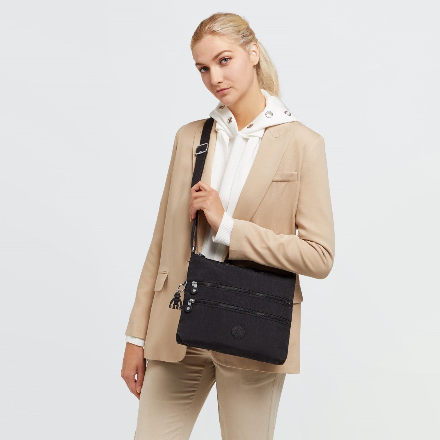 Kipling Alvar Axelremsväska Svart