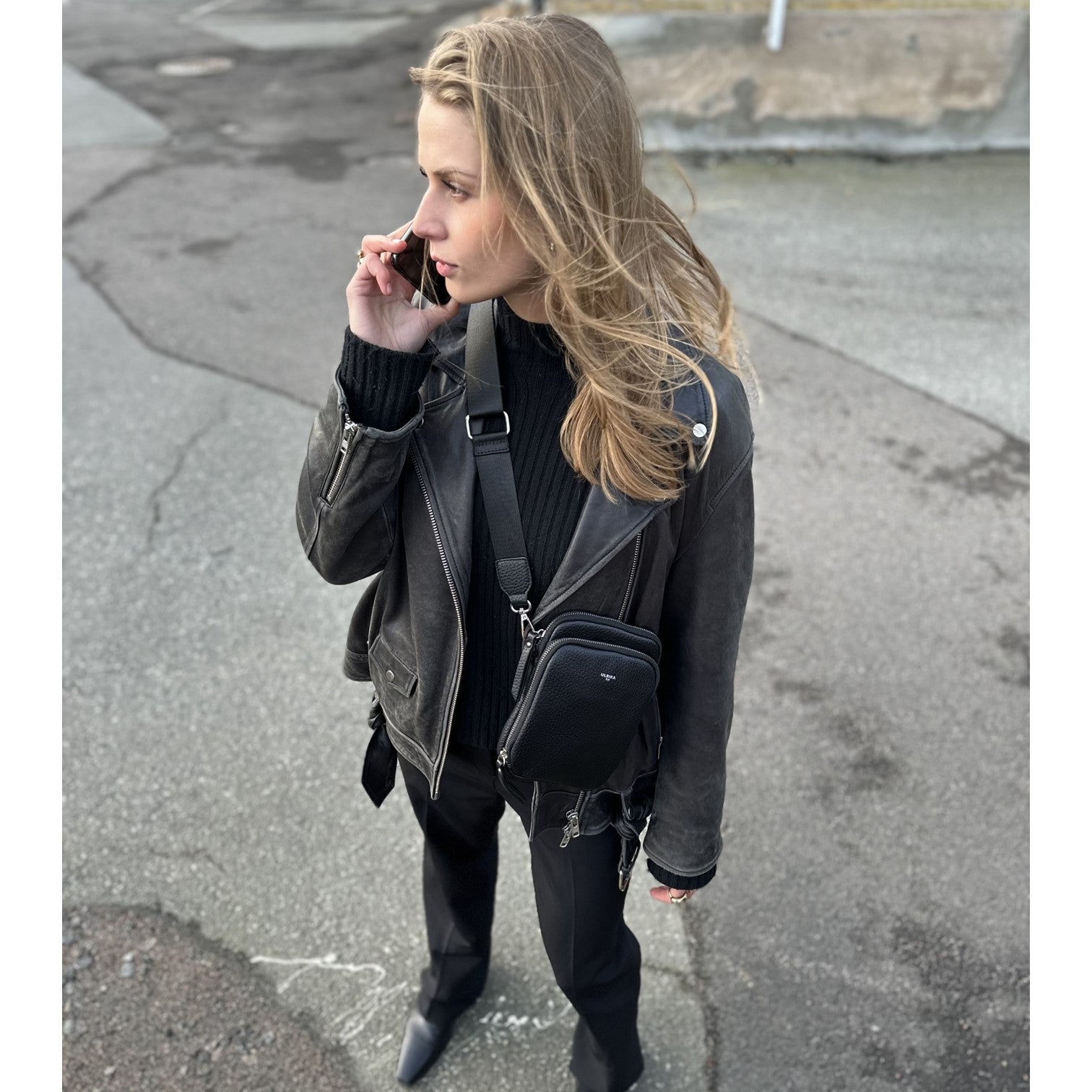 Ulrika Pocket Mobilväska Svart